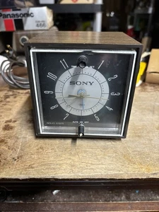 Vintage SONY mid-century modern Solid State Alarm 8transistor radio CLOCK 6RC-23 - Picture 1 of 3