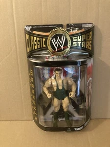 WWE CLASSIC SUPERSTARS CHIEF JAY STRONGBOW FIGURE JAKKS PACIFIC NUOVO Wwf Aew - Foto 1 di 2
