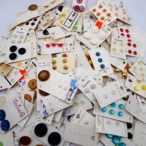 Venta Inmobiliaria Encuentra Lote De Colección Botones Tarjetas LaMode Vogue Streamline Majesty 2 lb - Imagen 1 de 5