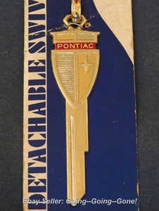 PONTIAC GOLD ARROW CREST KEY BLANK B50 P1098C + VTG KEYCHAIN + HANG TAG 1972-90 - Imagen 1 de 6