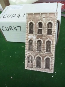 OO SCALE low relief brick building 3 storey, arched Window, Weathered CUR47 - Picture 1 of 6