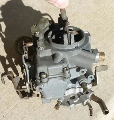 Holley finales de 1970-principios de 80? Núcleo de carburador AMC/Jeep de un solo barril en línea 6 Foto 1 de 4