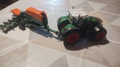 DUE MODELLINI SIKU 1:32 TRATTORE FENDT 1050 VARIO E SEMINATRICE AMAZONE - Immagine 1 di 4