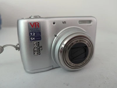 Nikon COOLPIX L5 7.2MP Digital Camera Silver Tested Works No SD CARD - Image 1 of 4