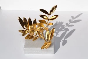 Rama de árbol Schinus real decorativa - hecha a mano chapada en oro de 24kt sobre base de mármol   - Imagen 1 de 5