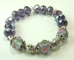 Handgefertigtes lila Kristall Stretch Armband mit floralem Lampwork - Bild 1 von 1