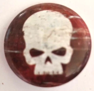 Warhammer 40k Space Marines Devastator Squad Skull Icon weiß auf rot Pin Abzeichen - Bild 1 von 1