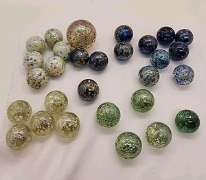 29 Vintage Glasmurmeln Konfetti weiß grün blau inklusive 1 Shooter - Bild 1 von 6