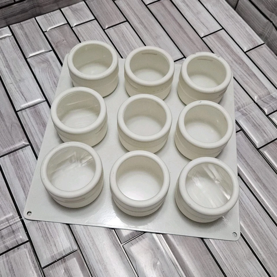 Paquete de 9 latas magnéticas de especias de 2,5 pulgadas con placa de pared de metal blancas  Foto 1 de 4