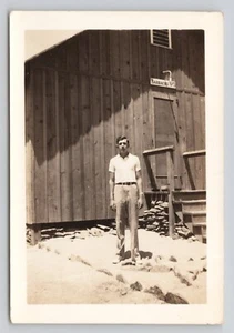 Vintage Foto junger Mann steht vor Kaserne Nr. 3 2,5" x 3,5" - Bild 1 von 2