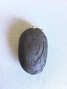 Handgefertigtes braunes liebeumarmtes Paar bedeckt mit Deckel Kunst Studio Keramik Ei - Bild 1 von 4