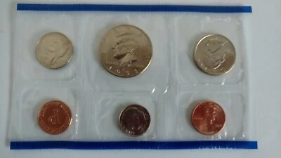 1996 UNCIRCULATED COIN SET THE UNITED STATES MINT INCLUDING  ROOSEVELT DIME "W " - Image 1 of 4