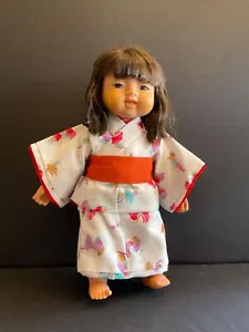 Bambola vintage Sekiguchi in vinile giovane ragazza asiatica in kimono con stampa uccellino - Foto 1 di 8