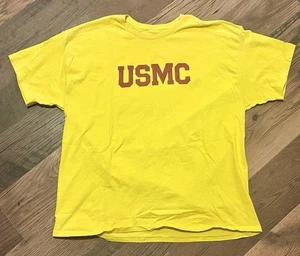 USMC Maglietta Gialla Uomo XL Rosso Borgogna Lettere Cotone Corpo dei Marines "Stivali" - Foto 1 di 4