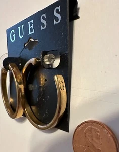 Nuevo con etiquetas Guess metal dorado y pedrería transparente en aros en forma de corazón - Imagen 1 de 3