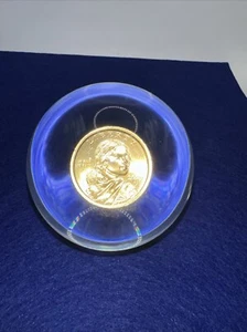 Sacagawea Dollar 2000 P Lucite Acryl Round Ball Briefbeschwerer Selten - Bild 1 von 6