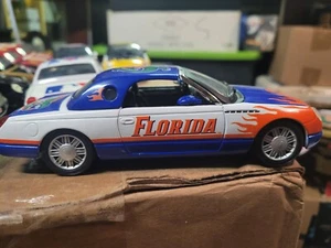 Florida Gators 2000 Ford Thunderbird 1:24 DIECAST CAR NCAA 2001 - Picture 1 of 3