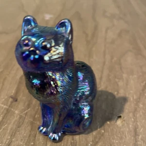 MOSSER VINTAGE IRIDESCENT BLUE SOLID GLASS CARNIVAL GLASS SITTING CAT - Bild 1 von 8