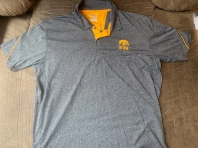 IOWA HAWKEYES NCAA PARA HOMBRES 2XL CAMPEÓN POLO LOGOTIPO BORDADO USADO EN EXCELENTE ESTADO GRIS Y DORADO Foto 1 de 4