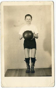 RPPC niño de baloncesto con rodillas de pelota - Imagen 1 de 1