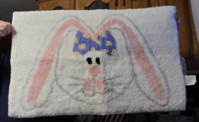 White & pastel Easter bunny rug 31" x 20" Foto 1 de 4