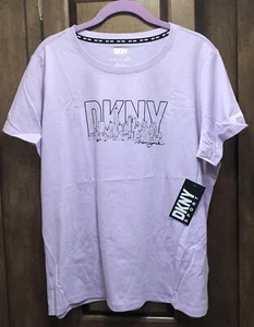 Neu mit Etikett DKNY NYC City Neighborhood Skyline lila Logo Shirt XL - Bild 1 von 6