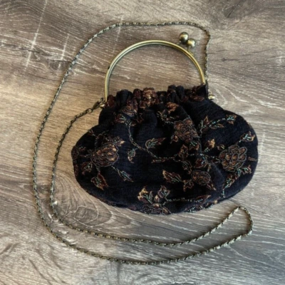 Cartera de terciopelo marrón y negro con detalles de cuentas y forro satinado Foto 1 de 4