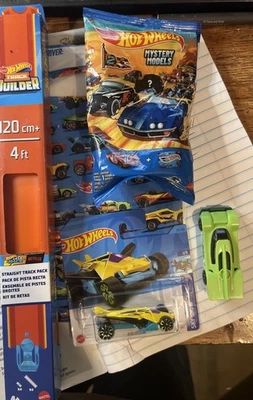 Bolsa de regalo Hot Wheels, 2 autos, 4 pies de pista 1 modelo misterioso. #24836 Foto 1 de 4