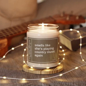 Huele como si estuviera tocando música country de nuevo, divertido regalo para los amantes de la música country - Imagen 1 de 18