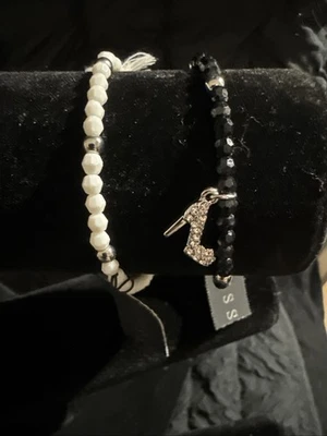 Juego de 2 pulseras colgantes Guess nuevas blancas y negras Foto 1 de 4