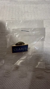 Broche revers ordinateur Apple Claris Software neuve vintage bleu or rare - Photo 1/2