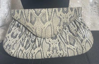 Bolsa clutch Lauren Merkin couro com estampa de cobra e prega invertida - Imagem 1 de 4