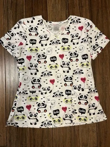Nuevo Blusa Médica Scrubstar Para Mujer Cuello en V Manga Corta Hello Panda Talla Pequeña - Imagen 1 de 5