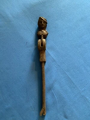 Arrêt de volet ancien en fer forgé, décors tête d’homme avec un chapeau… - Photo 1/4