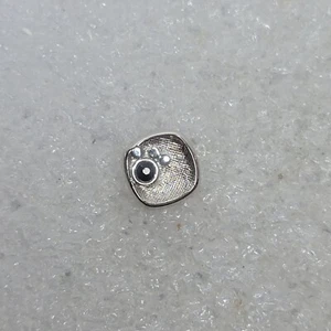 Pin Swank tono plata corbata con estampado de pata y gema negra con cadena - Imagen 1 de 5