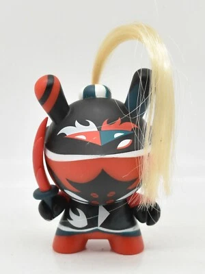Figura suelta Kidrobot Art Of War Dunny Red Knight 3" Foto 1 de 2