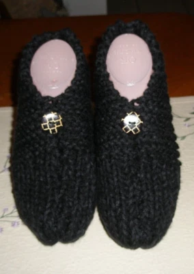 MUJER TEJIDA A MANO ~ ZAPATILLAS HOMBRE TALLA - GRANDE 10 - 11 con UN BOTÓN ~ NUEVAS Foto 1 de 4