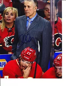 CALGARY FLAMES BOB HARTLEY SIGNIERT HINTER BANK 8X10 - Bild 1 von 1