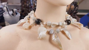 COLLANA, CONCHIGLIA E OPALE BLU - Foto 1 di 9