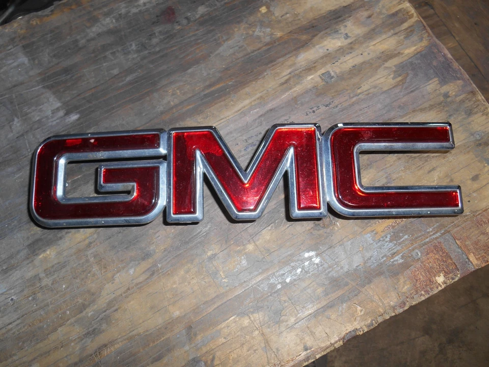 GMC Sierra Yukon Savanah 1999-2025 emblema de parrilla delantera OEM 22789057 Foto 1 de 2