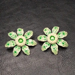 Pendientes Vintage Flor Clip On Esmalte Blanco/Verde Tono Dorado. 14.698 - Imagen 1 de 5