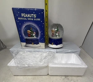 New PEANUTS  Christmas 50th Ann. Musical Snow Globe Hallmark Tested View Clip. - Picture 1 of 20
