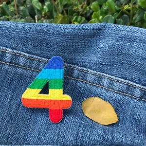 Lebendige bunte Applikation Patch Regenbogen Nummer numerisch 4 Bügeleisen Aufnähen Stolz Flagge - Bild 1 von 1