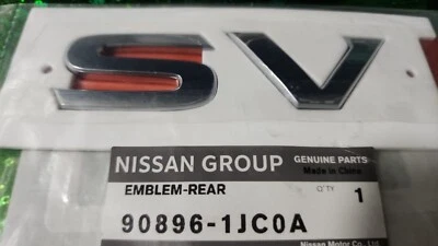 EMBLEMA PUERTA TRASERA NISSAN NV200 SV 90896 1JC0A Foto 1 de 3