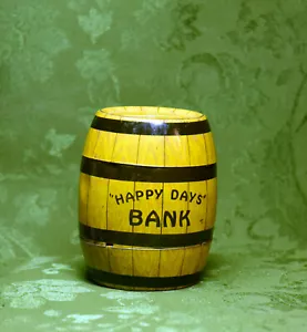 c1950's J CHEIN & CO 4" LATTA LITHO BARREL BANK 'HAPPY DAYS BANK' BELLA L@@K & VEDI - Foto 1 di 4