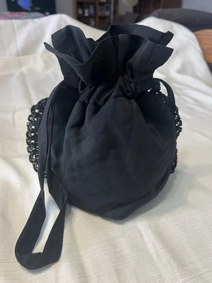 Bolso vintage negro con cordón con intrincado ribete negro Foto 1 de 4