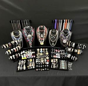 219 Teile antiker Vintage Nachlass Modeschmuck teils signiert. Lot 558 - Bild 1 von 24