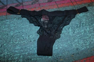String - Panty - Gr. M - schwazr von Hunkemöller - Bild 1 von 3