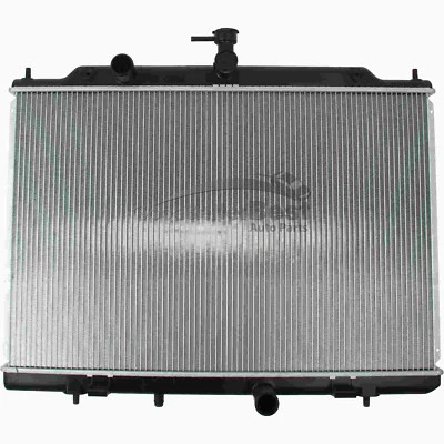 Un radiador DENSO 2214417 nuevo para Nissan NV200 Foto 1 de 4