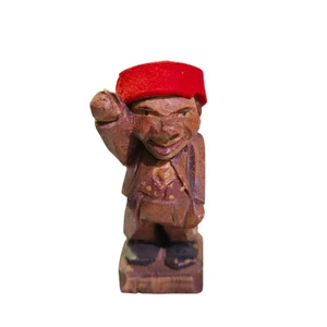 Figurina vintage intagliata a mano arte popolare statuina uomo sciarpa testa rossa 2,50" - Foto 1 di 5